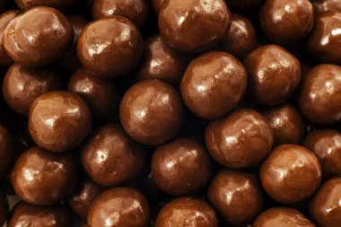 Çikolatalı süt topları. Çok sayıda kahverengi çikolata topunun arka planı