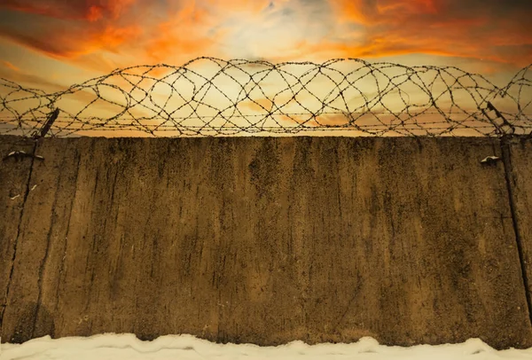 Cárcel Pared Prisión Con Alambre Púas Contra Telón Fondo Del — Foto de Stock