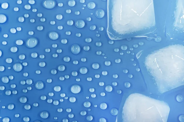 Gotas Agua Con Trozos Hielo Sobre Fondo Azul Cerca Agua —  Fotos de Stock