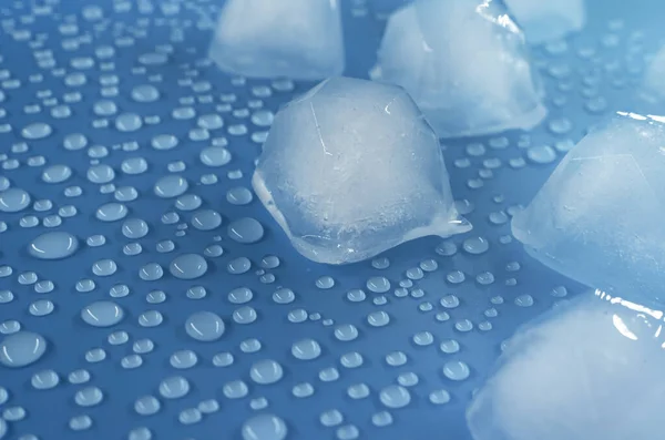 Waterdruppels Met Stukjes Ijs Een Blauwe Achtergrond Close Water Het — Stockfoto