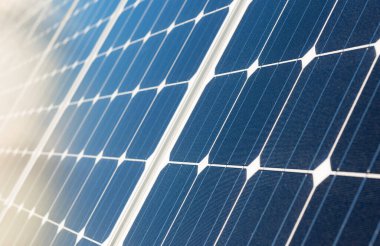 Güneş paneli ya da pil. Alternatif enerji kaynağı. güneş enerjisi.