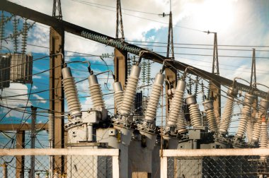 Bir alt istasyonda yüksek voltajlı devre kesici. Güç üretimi. Enerji kaynağı