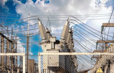 Bir alt istasyonda yüksek voltajlı devre kesici. Güç üretimi. Enerji kaynağı