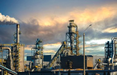 Borulardan atmosfere endüstriyel emisyonlar. Çevre Güvenliği. Ekoloji