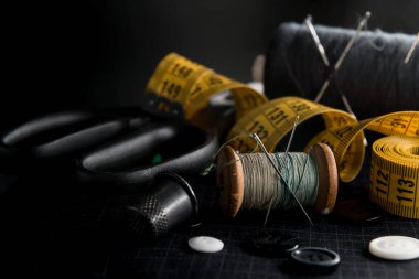 Kesmek ve dikmek için geçmişe dönük aletler. İplik, yüksük, dikiş makinesi ve makaslı iğne.