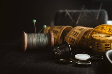 Kesmek ve dikmek için geçmişe dönük aletler. İplik, yüksük, dikiş makinesi ve makaslı iğne.