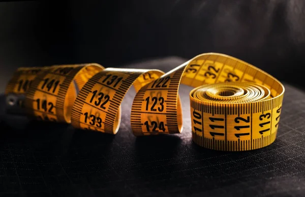 Centímetro Cor Amarela Sobre Fundo Escuro Ferramenta Medição Comprimento — Fotografia de Stock