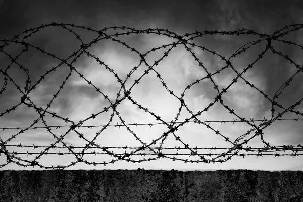 刑務所だ 鉄条網のある刑務所の壁 法と正義 — ストック写真