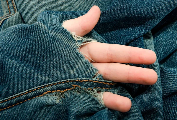 Loch Jeans Hand Mit Fingern Klettert Aus Einem Loch Jeans — Stockfoto