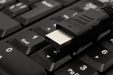 Siyah bir HDMI kablosunun yakın çekimi. İletişim ve yüksek hızlı internet için kablo