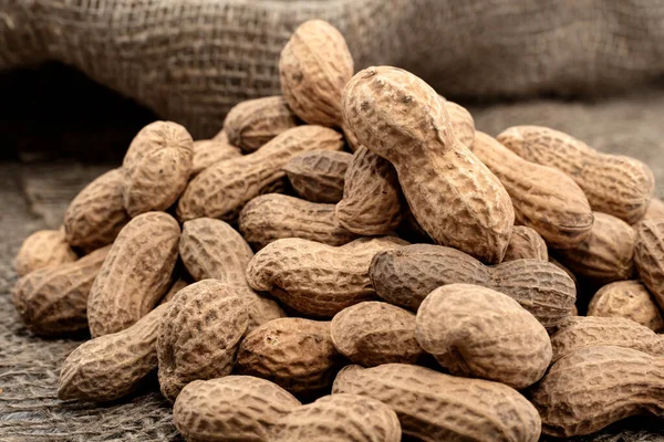 Kabuğu soyulmamış fıstık kumaşın üzerinde yatıyor. fındık