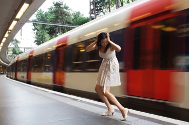 kadın özlüyor tren