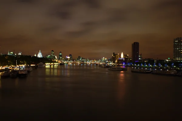 Thames Londra gece görünümü