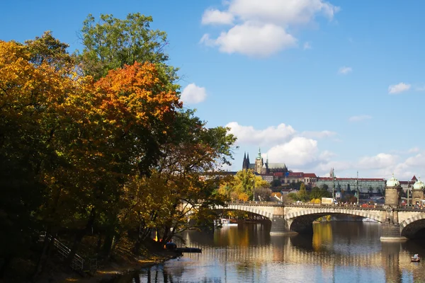 Pragues río en otoño — Foto de Stock