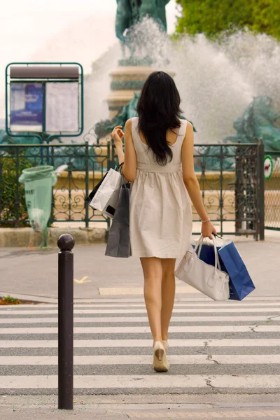 Retour de shopping femme à Paris Photos De Stock Libres De Droits