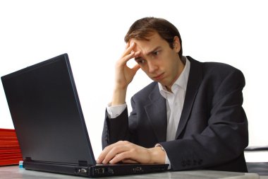 tatlı genç adam inşaat üstünde laptop vurguladı.