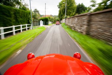 hızlı hareket eden bir citroen 2cv görüntülemek