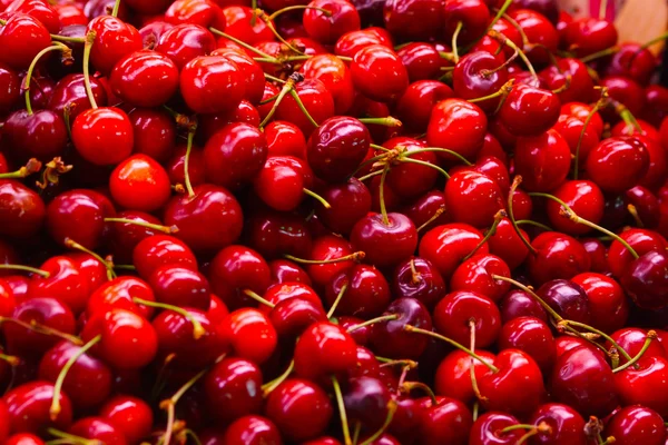 Hög med körsbär på marknaden — Stockfoto