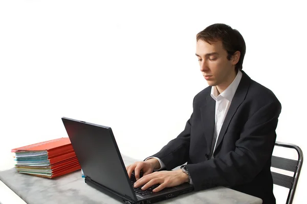 Joven trabaja en el ordenador portátil, vista lateral — Foto de Stock