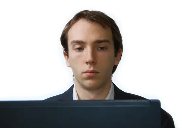 Primer plano de hombre joven que trabaja en el ordenador portátil — Foto de Stock