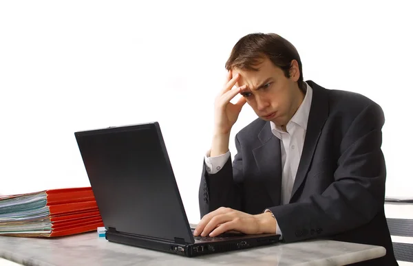 Jonge man werkt op de laptop, dicht bij de verdeling — Stockfoto