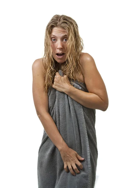 Femme sort de la douche, surprise — Photo