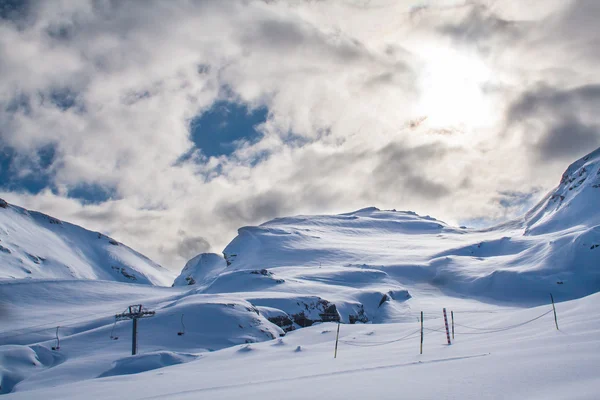 在阿尔卑斯山的滑雪缆车 — 图库照片