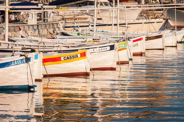 Lodě v přístavu cassis — Stock fotografie