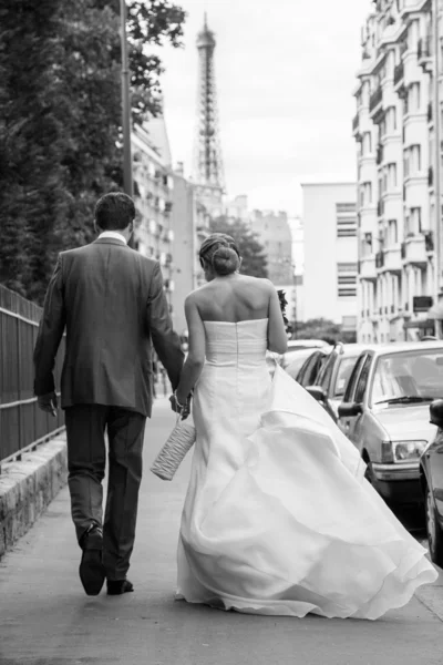 Couple marié marchant dans la rue Image En Vente