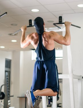 spor salonunda çalışan adam