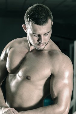 spor salonunda çalışan adam