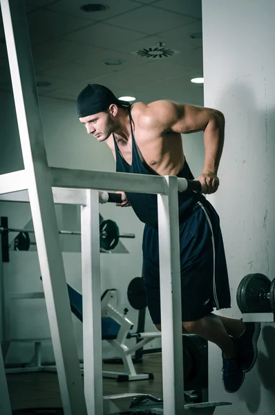 Entrenamiento de entrenamiento de gimnasio —  Fotos de Stock