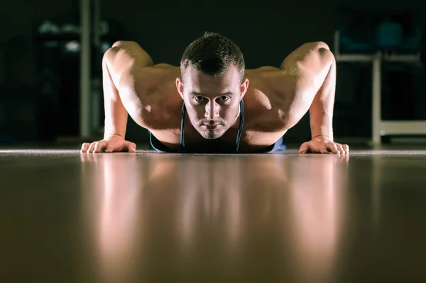 Man aan het werk in de sportschool — Stockfoto