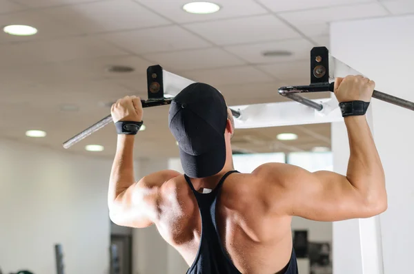 Homme travaillant dans la salle de gym — Photo