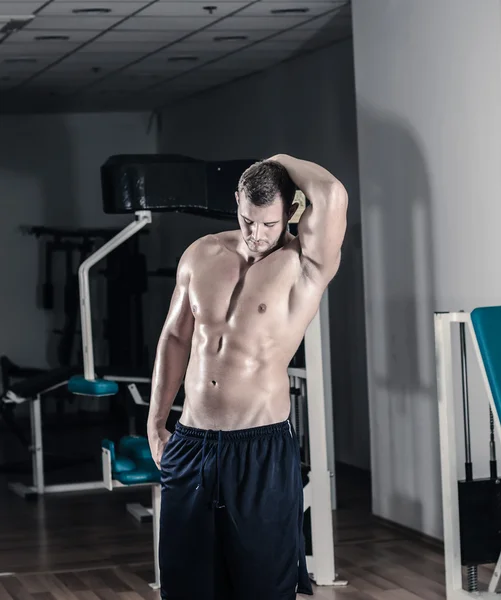 체육관에서 일 하는 남자 — 스톡 사진