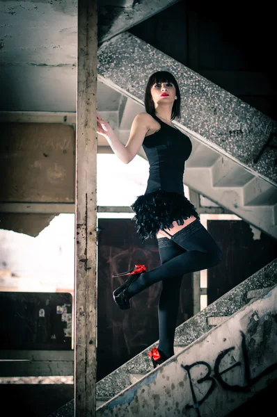 Girl posing in ruins — Stock Photo, Image