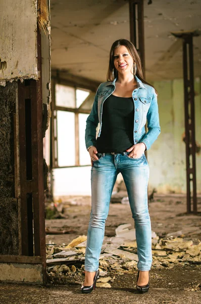 Chica en jeans posando en ruinas . — Foto de Stock