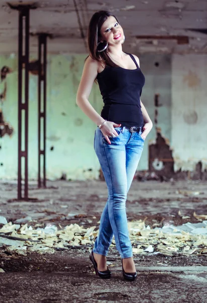 GIrl em jeans posando em ruínas . — Fotografia de Stock