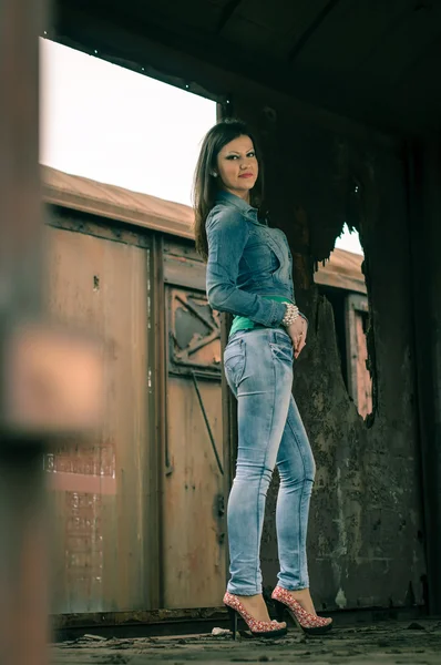 GIrl em jeans posando no trem — Fotografia de Stock