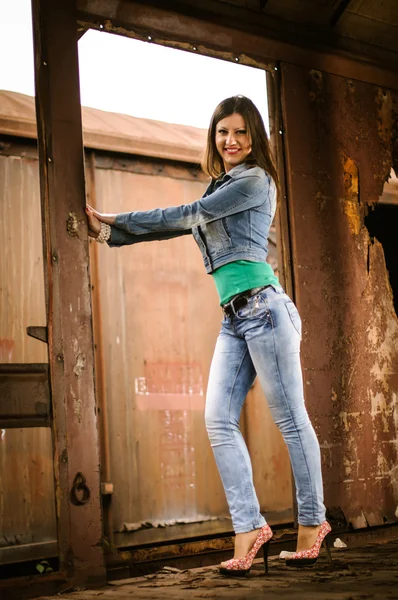 Chica en jeans posando en tren — Foto de Stock