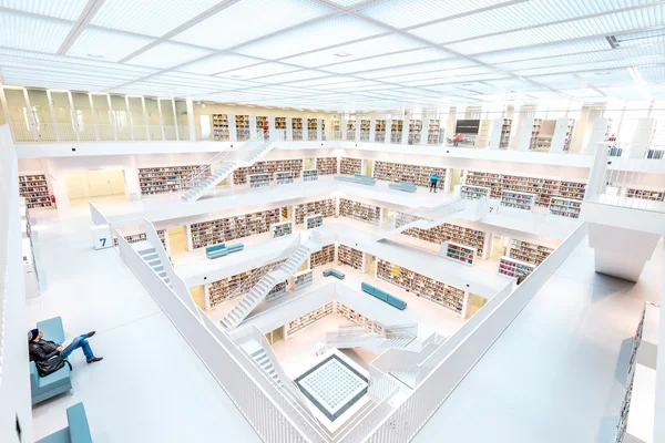 Descansando na biblioteca de Stuttgart — Fotografia de Stock