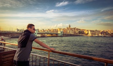 Eminönü Harbor'da duran genç adam