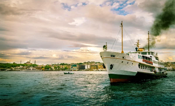 Schip op karakoy haven — Stockfoto