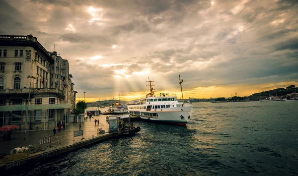 Ferry at harbor Karakoy, Istanbul — Stock Photo, Image