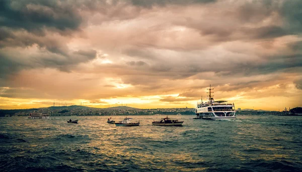 Gemi, İstanbul Boğazı — Stok fotoğraf