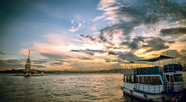 Łódź w wieża maiden, istanbul — Zdjęcie stockowe