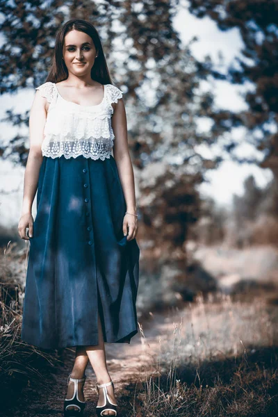 Menina em saia longa — Fotografia de Stock