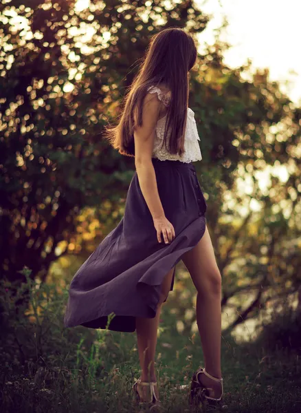 Chica girando su falda — Foto de Stock