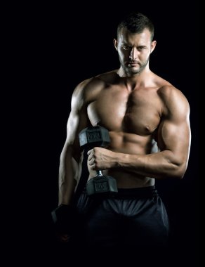 spor salonunda şeyleri yaparak pazı bukleler.