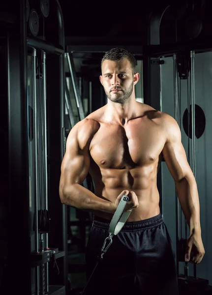 Man doing cable fly in gym — Stock Photo, Image